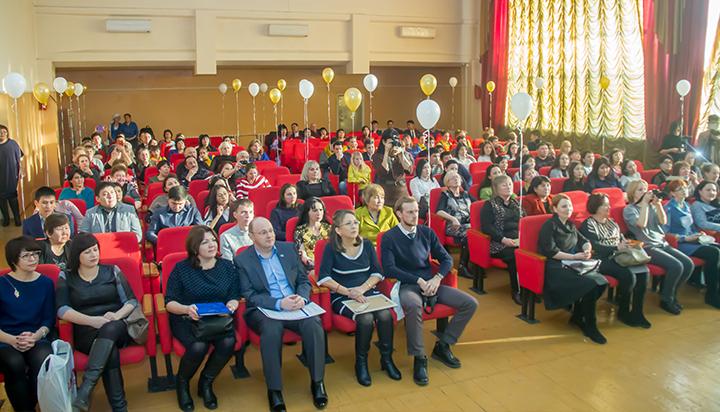 Представители ППО "Ореол" поздравили Дом юношества с юбилеем и подарили воспитанникам ноутбук